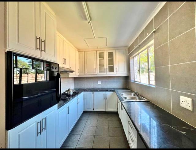 3 BEDROOM HOUSE FOR SALE IN BISLEY